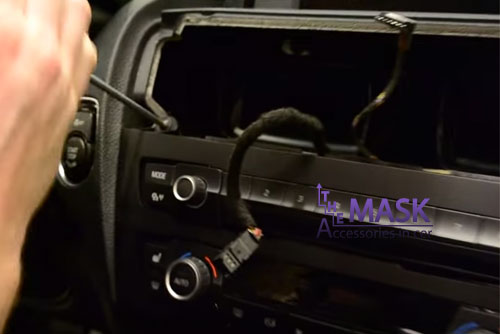ถอดหน้ากากวิทยุ BMW F20 (4)