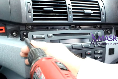 ถอดหน้ากากวิทยุ BMW Series 3 E46 (7)